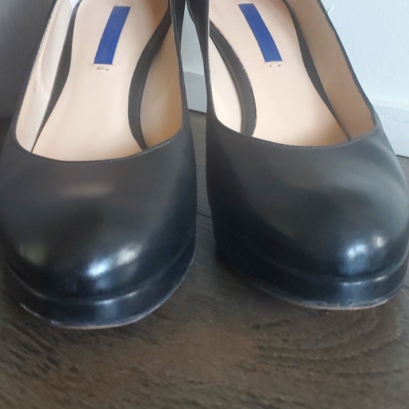 Stuart Weitzman All-Leather Classic Pumps ๐  - Picture 13 of 16